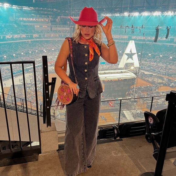 Stylish Denim Vest and Pants Set with Gold Buttons - Picture 2 of 7